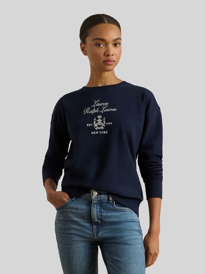 Frauenmodel trägt Regular Fit Sweatshirt aus Baumwoll-Mix von Lauren Ralph Lauren, unifarben, Rundhals, langarm, Ganzkörperansicht von vorne.