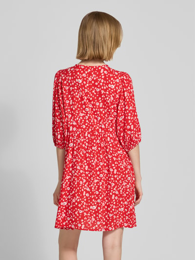 Frauenmodel trägt Minikleid aus Reine Viskose in Rot mit weißem Allover-Look, A-Linie, Modell 'MARRAKECH' von ICHI, Ganzkörperansicht Rückansicht. Rückenlänge bei Größe S: 34 cm, Brustweite bei Größe S: 35 cm, Ärmellänge bei Größe S: 37 cm.