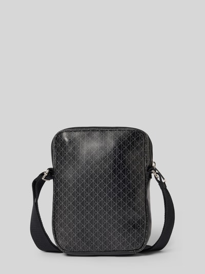 Produktfoto, Torebka z logo-muster i naszywką z logo, pasek na ramię, główna przegroda z zamkiem błyskawicznym, 'Handtasche mit Logo-Muster und Schulterriemen' od CK Calvin Klein, szerokość w rozmiarze 1: 15 cm, długość w rozmiarze 1: 22 cm, głębokość w rozmiarze 1: 5 cm, długość paska na ramię w rozmiarze 1: 75 cm, czarna struktura, prostokątny kształt
