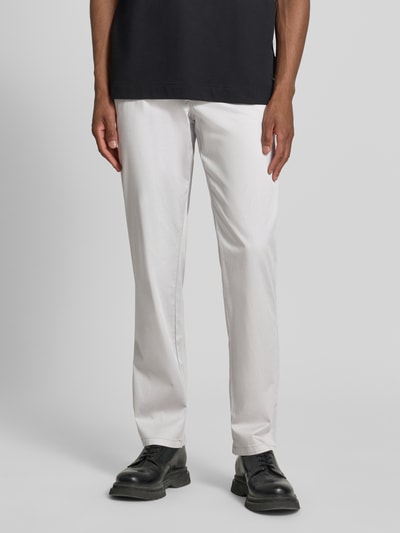 Männermodel trägt Regular Fit Chino mit Eingrifftaschen von Christian Berg Men in Weiß, Baumwoll-Elasthan-Mix, Nahaufnahme Unterkörper.