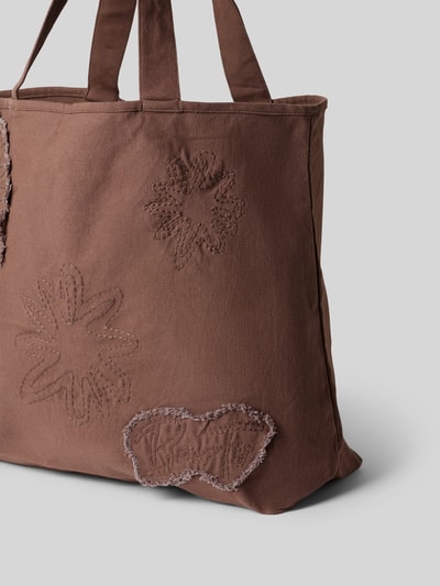 Produktfoto, Strandtasche aus Baumwolle Modell 'Dieuw' von Barts in Braun mit Stickereien, Hauptfach mit Schnürung, Innenfach mit Reißverschluss, Tragehenkel, Breite 53 cm, Länge 39 cm, Tiefe 19 cm, Schulterriemen 52 cm.