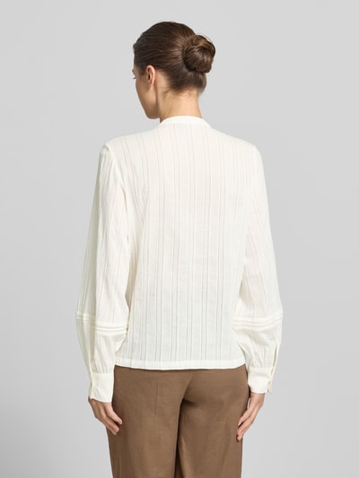 Frauenmodel trägt Bluse mit Mao-Kragen und Pointelle-Muster von Jake*s Casual aus Reine Baumwolle, Loose-Fit, Sportmanschetten, Rückenlänge 62 cm, Ärmellänge 60 cm, Farbe Weiß, feine Musterstruktur, Ganzkörperansicht Rückansicht.