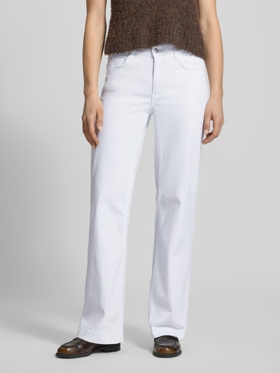 Kobiece model prezentuje Wide Leg Jeans mit Eingrifftaschen Modell 'Dream' von MAC, mieszanka bawełny i modalu, białe, szerokość w rozmiarze 36/32: 38 cm, długość wewnętrzna nogawki w rozmiarze 36/32: 83 cm, wpuszczane kieszenie, przód, zbliżenie na dolną część ciała