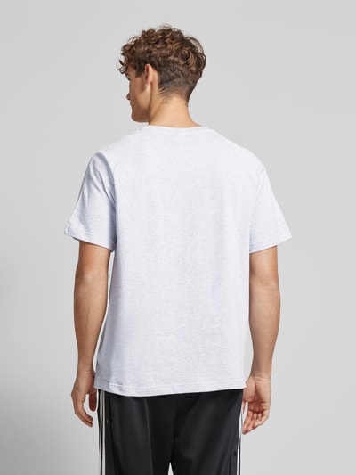 adidas Originals T-Shirt mit Label-Stitching Hellgrau 5