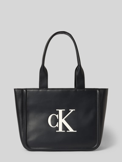 Produktfoto, Tote Bag in Leder-Optik von CK Calvin Klein, schwarz, Logo-Print, Hauptfach mit Reißverschluss, Tragehenkel, 35x28x15 cm, Schulterriemen 56 cm