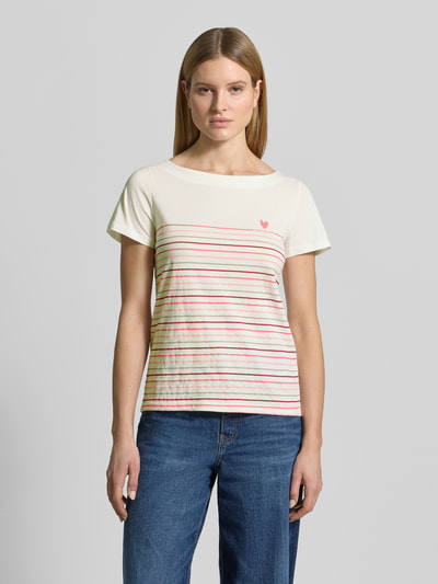 Vrouwenmodel draagt Regular Fit T-Shirt aus reiner Bio-Baumwolle van Tom Tailor met all-over motief, gestreept patroon, labelprint, hartjesprint, boothals, korte mouw, gemaakt van puur biologisch katoen, look: casual, voorkant, bovenlichaam close-up.