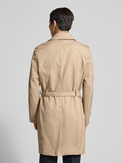 Männermodel trägt Regular Fit Trenchcoat mit Reverskragen Modell 'Aberdeen' von CINQUE in Beige, Rückansicht, Ganzkörperansicht.
