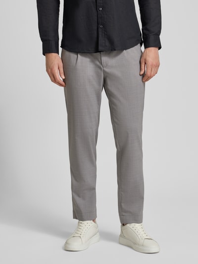 Männermodel trägt Loose Fit Hose mit Gesäßtaschen von bugatti, hellgrauer Woll-Mix mit Baumwolle, elastischer Bund, Nahaufnahme Oberkörper.