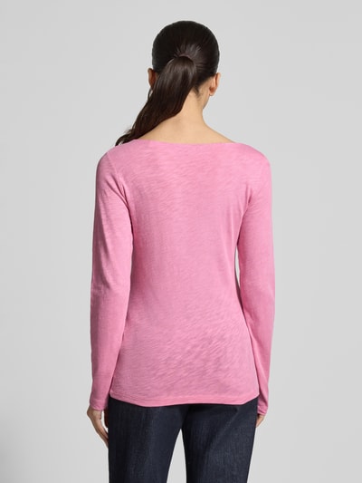 Kobiece model prezentuje Regular Fit Langarmshirt aus reiner Baumwolle von Marc O'Polo, różowy melanż, dekolt w łódkę, dżersej, nadruk z logo, krój regular fit, czysta bawełna, widok całej sylwetki z tyłu