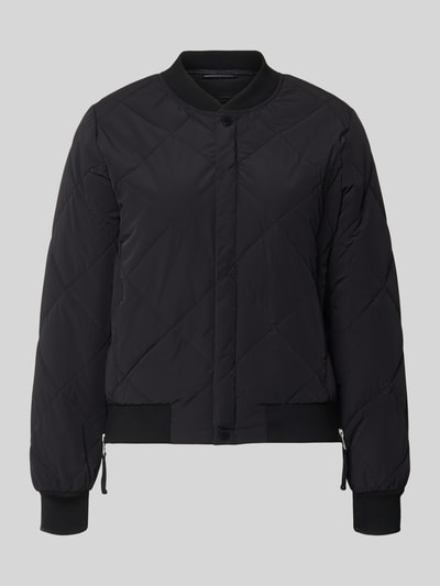 Produktfoto, schwarze Steppjacke mit Knopfleiste Modell 'ANGE2' von khujo, mit Stehkragen, Rautensteppung, glatte Textur.