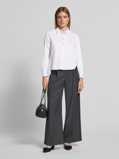 Vrouwenmodel draagt regular fit blouse met lange mouwen van katoenmix, wit met knopen, Dames blouse met lange mouwen van s.Oliver BLACK LABEL, volledige voorkantaanzicht.