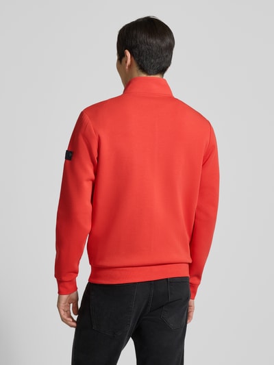 Męski model nosi Regular Fit Jacke mit Stehkragen Modell 'Scott' von Peuterey, elastyczny materiał z bawełną, kolor czerwony, widok całej sylwetki od tyłu.