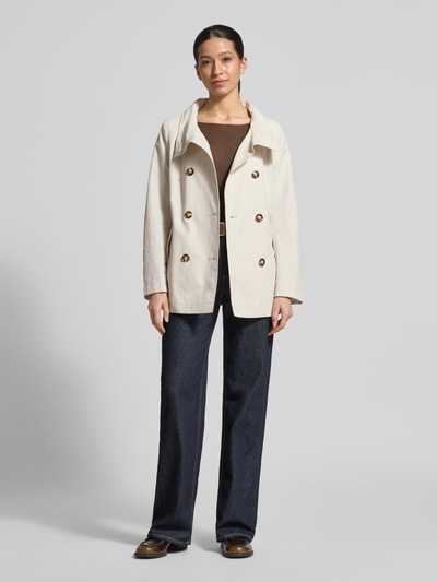 Vrouwenmodel draagt Regular Fit jack met opstaande kraag van Christian Berg Woman Selection, materiaalmix met katoen, dubbele knoopsluiting, steekzakken, gebroken wit, rechte vormen, gladde textuur, regular fit, ganzekörperaanzicht van voren.