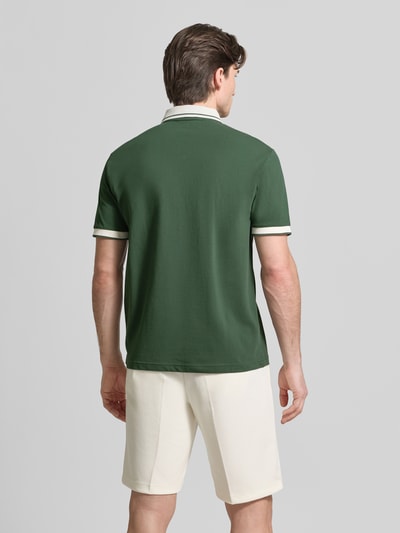 Mężczyzna nosi Regular Fit Poloshirt mit Logo-Print von EA7 Emporio Armani, elastyczna bawełna, krój regular fit, zielony z białym, plecy, krótkie rękawy, widok całej sylwetki od tyłu.