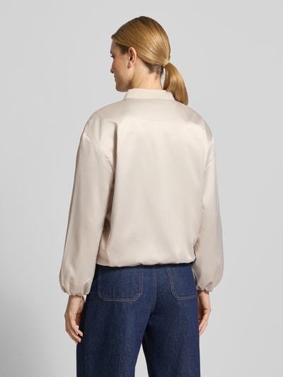 Modelka kobieca ma na sobie Regular Fit Blouson mit College-Kragen od Tom Tailor, efekt: jednolity kolor, krój regular fit, kształt kołnierza: kołnierz typu college, zapięcie: zamek błyskawiczny, rękawy: długi rękaw, zakończenie rękawów i wykończenie: elastyczne, wpuszczane kieszenie, wykończenie materiału: satyna; widok całej sylwetki z tyłu.