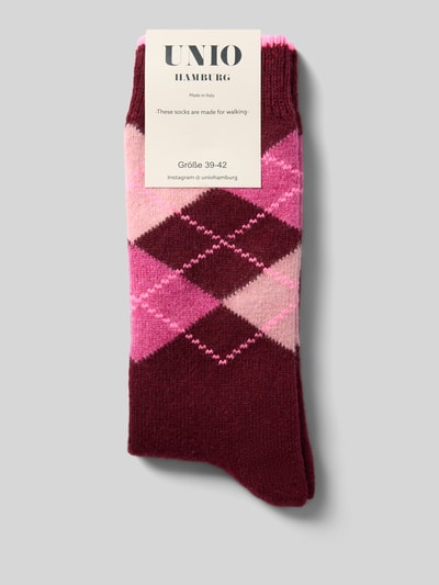 Produktfoto, Socken mit Woll-Anteil von UNIO HAMBURG in rosa und bordeaux mit Rauten und Kontraststreifen, elastische materiaalmix, ribboordjes