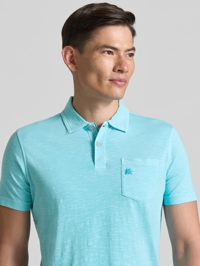 Männermodel trägt Regular Fit Poloshirt mit Brusttasche von Lerros aus Reine Baumwolle, Polokragen, Logo-Stitching, Nahaufnahme Oberkörper.
