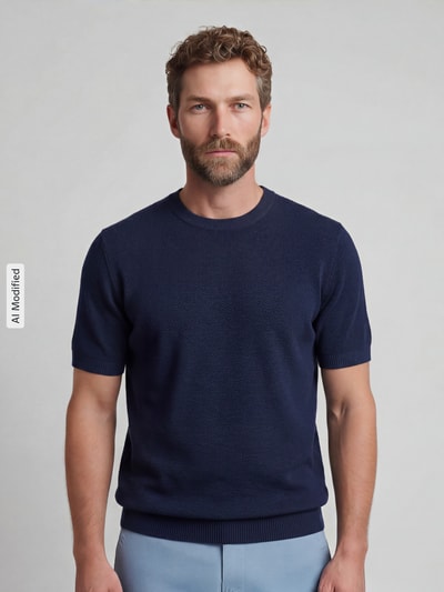 Männermodel trägt Regular Fit T-Shirt aus reiner Baumwolle von MCNEAL in Dunkelblau mit Strukturmuster, gerippten Abschlüssen, Ganzkörperansicht von vorne.