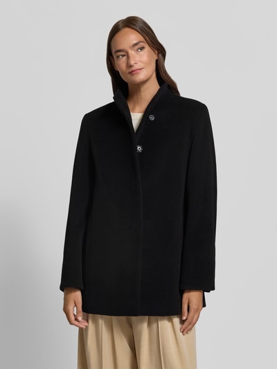 Frauenmodel trägt Mantel mit Stehkragen und Knopfverschluss von ICONS Cinzia Rocca aus reiner Baumwolle in Schwarz, Regular Fit, glatte Oberfläche, Ganzkörperansicht von vorne.