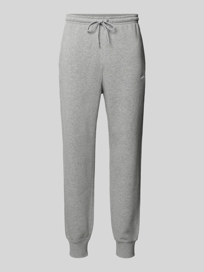 Produktfoto, Sweatpants mit Label-Stitching und Gesäßtasche von Nike aus grauem Baumwoll-Mix, Regular-Fit, elastischer Bund, Innenbeinlänge 76 cm in Größe M