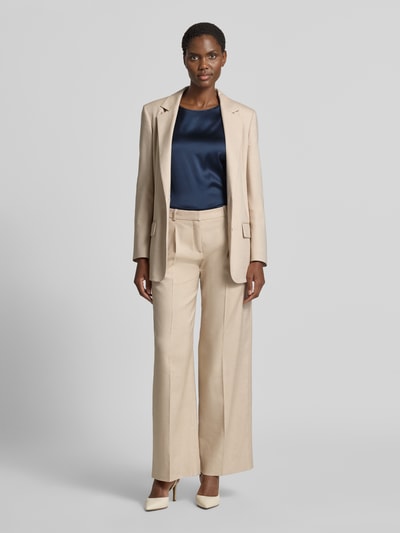 Modelka kobieca nosi Regular Fit Blusenshirt aus Seide-Mix Modell 'LASTI' od MM by Max Mara w granatowym kolorze, satyna, okrągły dekolt, półrękaw, damska koszula z domieszką jedwabiu i elastanu, długość tyłu w rozmiarze 36: 53 cm, długość rękawa w rozmiarze 36: 31 cm, ujęcie całej sylwetki od przodu.