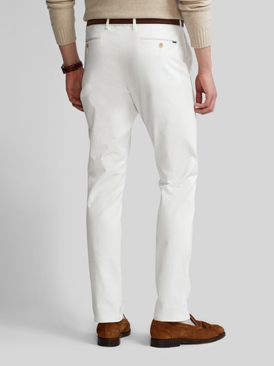 Männermodel trägt Slim Fit Chino aus Baumwoll-Mix von Polo Ralph Lauren in Weiß, Regular-Länge, 5-Pocket-Design, Ganzkörperansicht Rückansicht.
