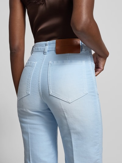 Frauenmodel trägt Wide Fit Jeans mit aufgesetzten Taschen von Victoria Beckham in Hellblau, Reine Baumwolle, Nahaufnahme Rückansicht. Innenbeinlänge 80 cm, Bundweite 35 cm, Knopf- und Reißverschluss, Gesäßtaschen.