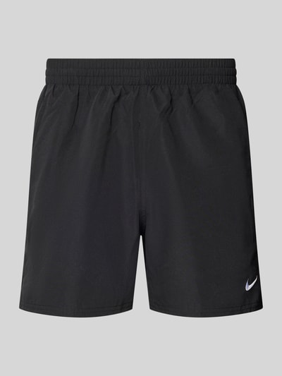 Produktfoto, Badeshorts mit Logo-Stitching und Eingrifftaschen von Nike, czarny kolor, elastyczny pas, krój relaxed fit, tekstura gładka