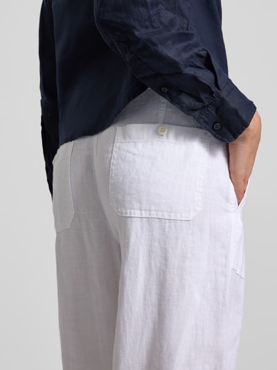Frauenmodel trägt Regular Fit Weite Hose aus reinem Leinen von Lauren Ralph Lauren, Optik: Unifarben, Material: Leinen, Detailaufnahme Rückenansicht