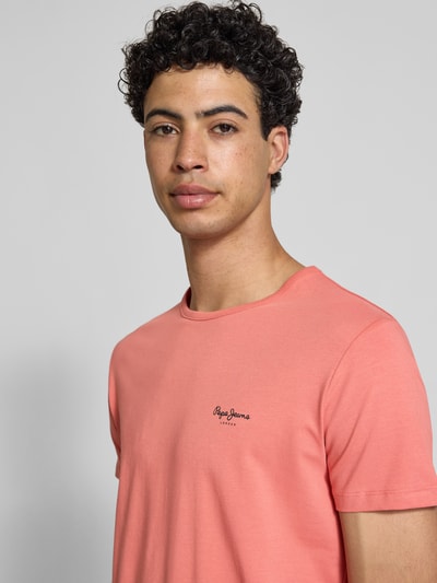 Männermodel trägt Slim Fit T-Shirt aus Baumwoll-Mix Modell 'ORIGINAL BASIC 3N' von Pepe Jeans, Optik: Unifarben, Nahaufnahme Oberkörper.