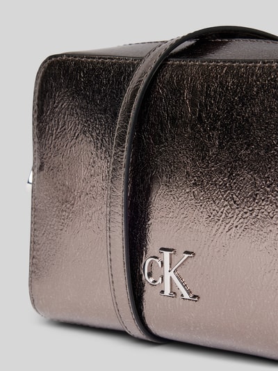 Calvin Klein Jeans Schimmernde Handtasche mit Logo-Applikation Silber 3