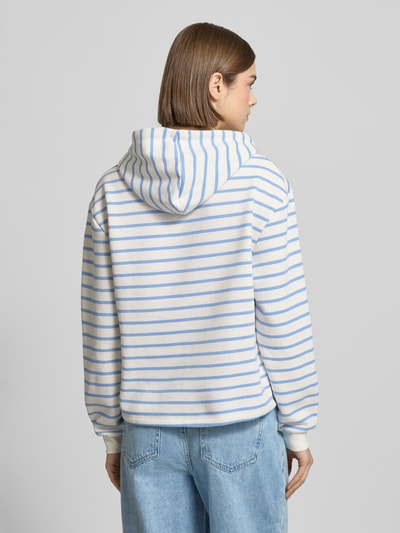 Frauenmodel trägt Loose Fit Hoodie aus Baumwoll-Mix Modell 'CHILLI' von Pieces, mehrfarbige Optik, gestreift, Label-Stitching, Kapuze mit Tunnelzug, Langarm mit geripptem Ärmelabschluss, Ganzkörperansicht Rückansicht.