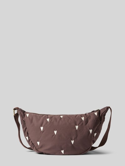 Produktfoto, Fanny Pack mit Logo-Detail Modell 'Puffy' von Studio Noos in Braun mit weißem Allover-Logo-Stitching und Reißverschluss, weiche Struktur, verstellbarer Schulterriemen, Maße 39x21x10 cm, Länge Schulterriemen 112 cm