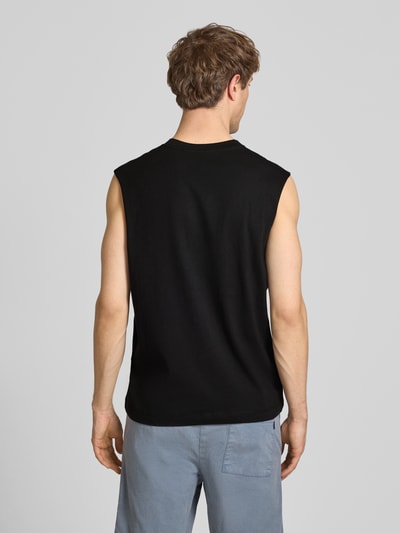 Männermodel trägt schwarzes T-Shirt mit Stitching von Jack & Jones aus reiner Baumwolle, Relaxed Fit, Ganzkörperansicht Rückansicht.