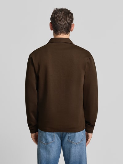 Mannmodel draagt Regular sweatjack uit katoenmix model 'TOM' van Selected in bruin, Heren sweatjack, volledige lichaamsaanzicht achteraan