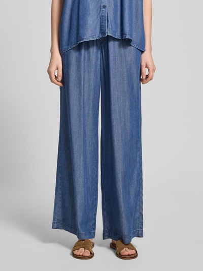 Frauenmodel trägt Hose aus Lyocell mit elastischem Bund von Milano Italy in Denim-Optik, Relaxed-Fit, Leichtstruktur, Ganzkörperansicht von vorne.