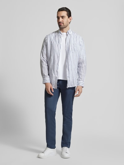 Männermodel trägt Regular Fit Hose mit Strukturmuster Modell 'Cadiz' von Brax in Dunkelblau, Baumwoll-Elasthan-Mix, mit Eingrifftaschen, Ganzkörperansicht von vorne. Bundweite 46 cm, Innenbeinlänge 83 cm bei Größe 32/32.