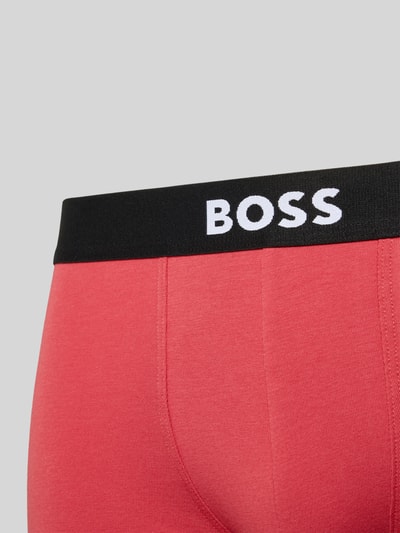 Männermodel trägt Trunks aus Baumwoll-Mix im 3er-Pack von BOSS, Optik: Unifarben, Skinny-Fit, Label-Bund, Materialverarbeitung: Stretch, Nahaufnahme Oberkörper.