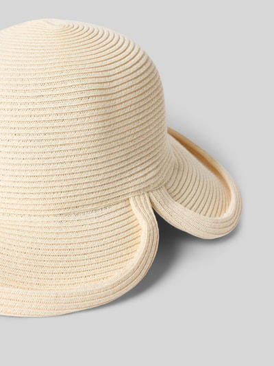Produktfoto, Hut mit Rollrand von Loevenich aus Papier-Mix in Flecht-Optik mit Logo-Detail in Beige auf grauem Hintergrund.