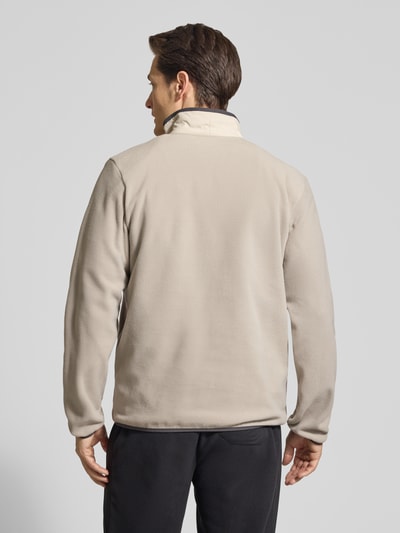 Männermodel trägt Fleecepullover mit Stehkragen und Reißverschluss von Columbia in Beige, Regular-Fit, Ganzkörperansicht Rückansicht. Rückenlänge bei Größe M: 70 cm, Ärmellänge bei Größe M: 67 cm, Label-Patch, Reißverschlusstaschen.