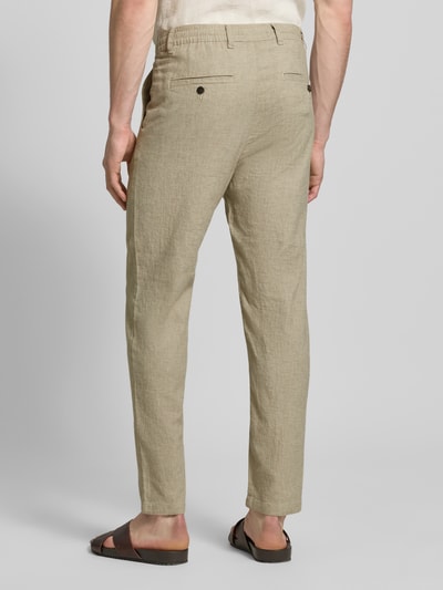 Männermodel trägt Regular Fit Hose aus Baumwoll-Leinen-Mix Modell 'BRODY' von SELECTED HOMME, Melange-Optik, Ganzkörperansicht Rückansicht.