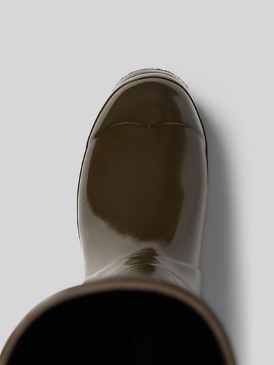 Produktfoto, Gummistiefel mit verstellbarer Schnalle und Label-Detail von HUNTER in Unifarben, glänzende Oberfläche, strukturierte Sohle, Detailaufnahme, abgerundete Passform, Kontext: Damen Gummistiefel, Absatzhöhe 3 cm, Schafthöhe 41 cm, Schaftweite 15 cm.