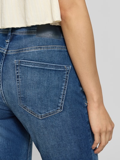Vrouwenmodel draagt Slim Fit Bootcut-jeans uit katoenmix Model 'BEVERLY' van s.Oliver RED LABEL, detailopname, dames bootcut-jeans.