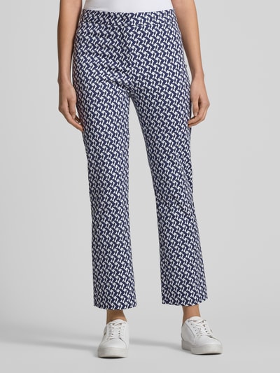Vrouwenmodel draagt Stoffhose met geometrische allover-print model 'Maika' van Raffaello Rossi, blauw-wit, flared fit, frontaal beeld.