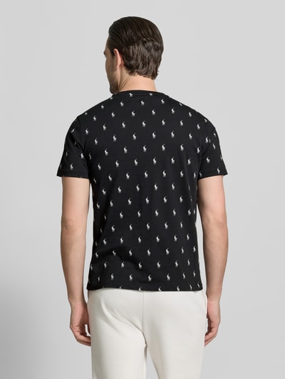 Männermodel trägt Regular Fit Pyjama-Oberteil aus reiner Baumwolle Modell 'CREW-SLEEP-TOP' von Polo Ralph Lauren Underwear mit Polo-Pony-Muster, schwarz mit weißen Details, kurzarm, Crew Neck, Ganzkörperansicht Rückansicht.