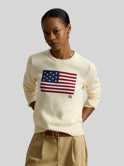 Frauenmodel trägt Strickpullover mit Flaggen-Motiv und Rundhalsausschnitt von Polo Ralph Lauren in Creme, Strukturstrick, Nahaufnahme Oberkörper, Regular Fit, reine Baumwolle