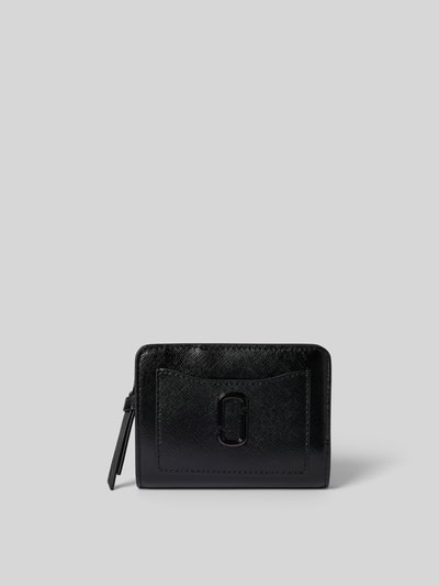 Produktfoto, Portemonnaie aus echtem Rindsleder von Marc Jacobs in Schwarz mit Hauptfach, Reißverschluss, Logo-Detail, Steckfächer, Druckknopfverschluss, Maße 12 cm Breite, 10 cm Länge, 3 cm Tiefe.