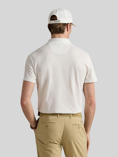 Männermodel trägt Regular Fit Poloshirt aus Baumwoll-Mix Modell 'TOUR PIQUE' von Polo Ralph Lauren, Optik: Unifarben, Ganzkörperansicht Rückansicht.