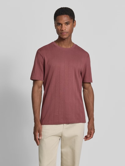 Männermodel trägt Regular Fit T-Shirt mit Allover-Loch-Stitching von JAKE*S STUDIO MEN aus Reine Baumwolle, Rundhalsausschnitt, Kurzärmelig, Rückenlänge bei Größe M 68 cm, Ganzkörperansicht von vorne.