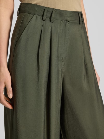 Frauenmodel trägt Hose mit weitem Bein aus Viskose-Mix Modell 'FINJA' von Guido Maria Kretschmer, fließender Stoff, Nahaufnahme Oberkörper.